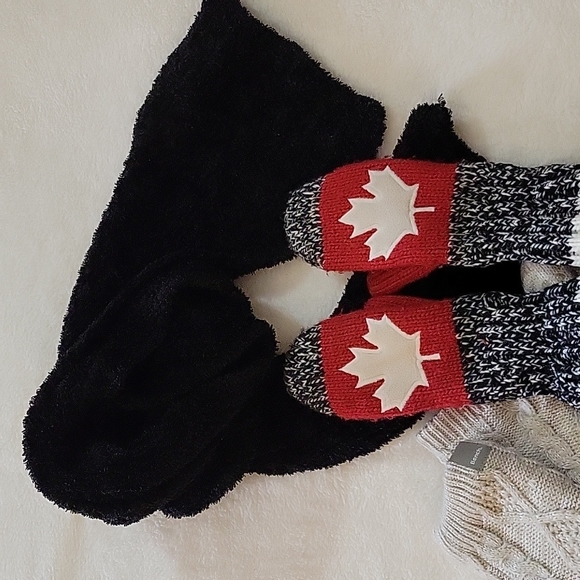 BUNDLE OF HBC MITTENS , HOT SOCKS BY BENCH AND WARM SCARF - Picture 5 of 8
